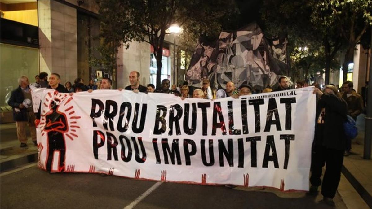 Cabeza de la manifestación contra la brutalidad policial celebrada esta noche en Barcelona