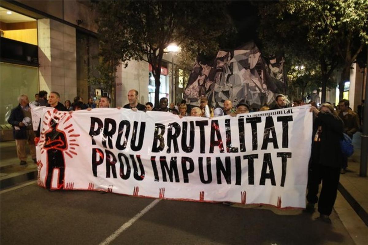 Capçalera de la manifestació contra la brutalitat policial celebrada aquesta nit a Barcelona.