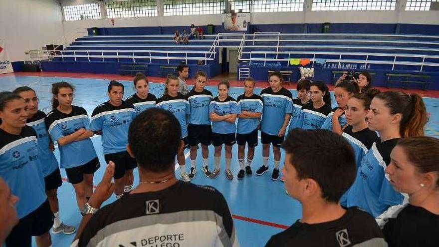 Las jugadoras del Poio escuchando una charla de Marcio. // G.S.