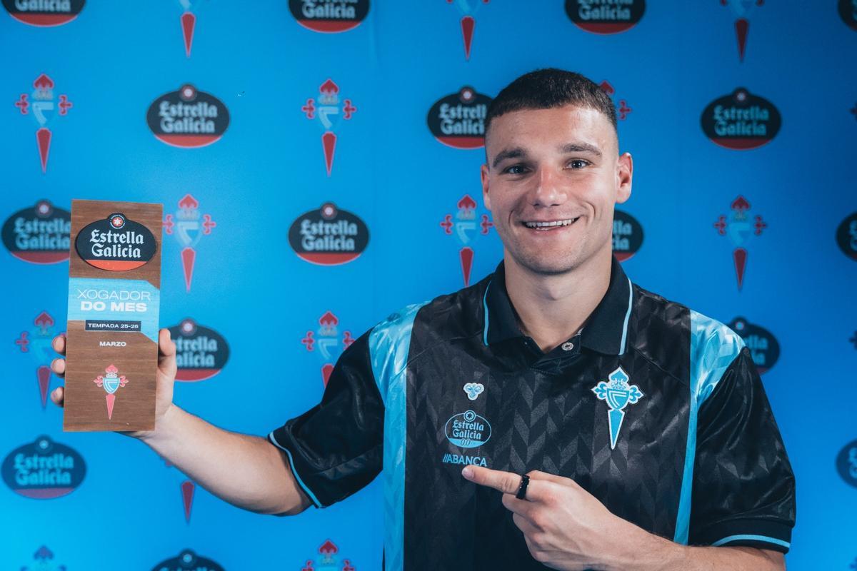Ferran Jutglà posa con el trofeo de jugador del mes de marzo del Celta