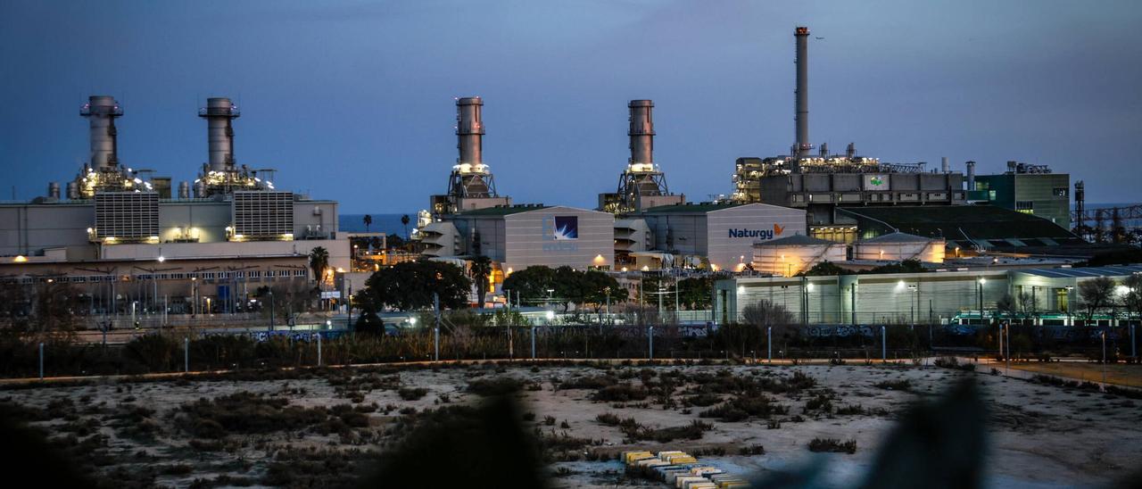 Las centrales de ciclo combinado de Endesa y Naturgy y la incineradora de Tersa, en Sant Adrià de Besòs.