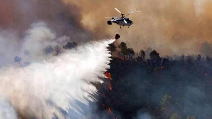 Un incendio en Calicanto calcina casas y obliga a numerosos desalojos