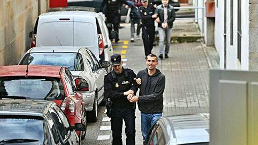 Los acusados, llegando a la Audiencia de Pontevedra.