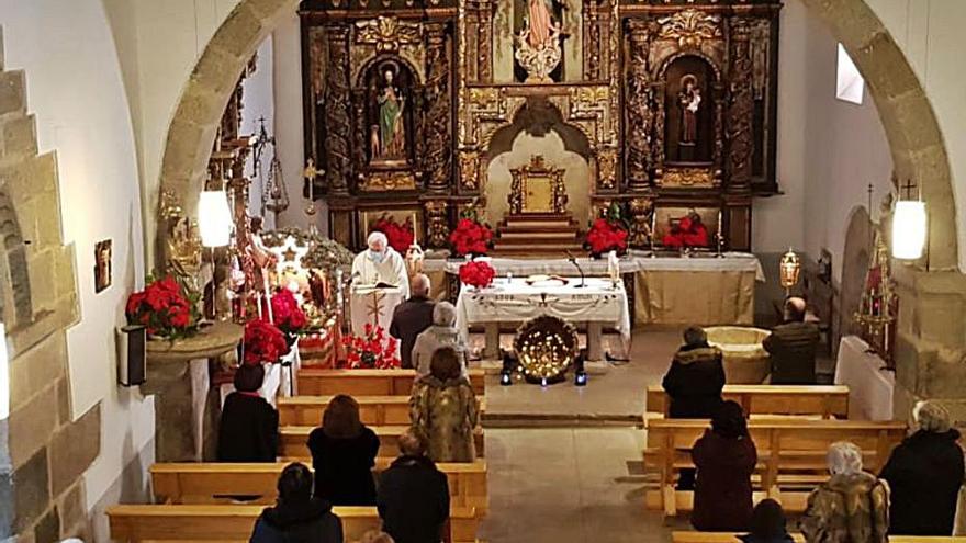 Misa en la iglesia de Pobladura de Aliste. | Ch. S.