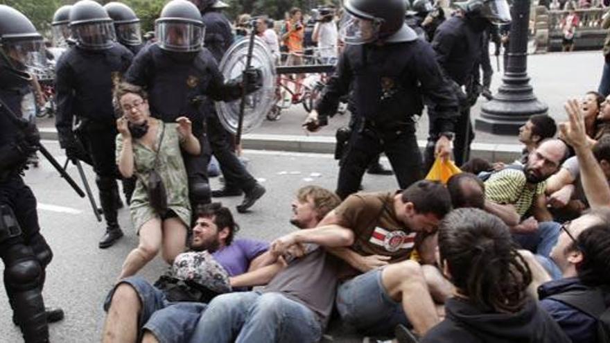 Imagen de la carga de los Mossos en Plaza Cataluña el pasado viernes.