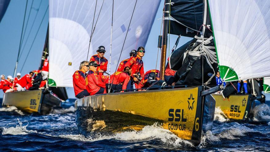 El equipo español –en primer término– lidera la flota de su grupo de cuartos, ayer en aguas de la bahia de la capital grancanaria. | | MARTINA ORSINI