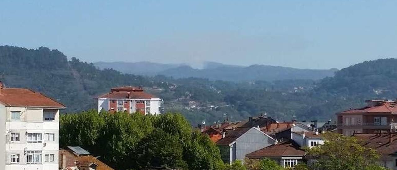Vista desde Ourense de un incendio registrado ayer en Esgos. // FdV