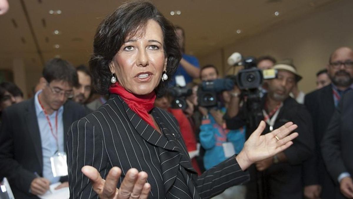 Ana Patricia Botín, presidenta del Santander, al término de la junta de accionistas en el Palacio de Exposiciones en la capital cántabra.