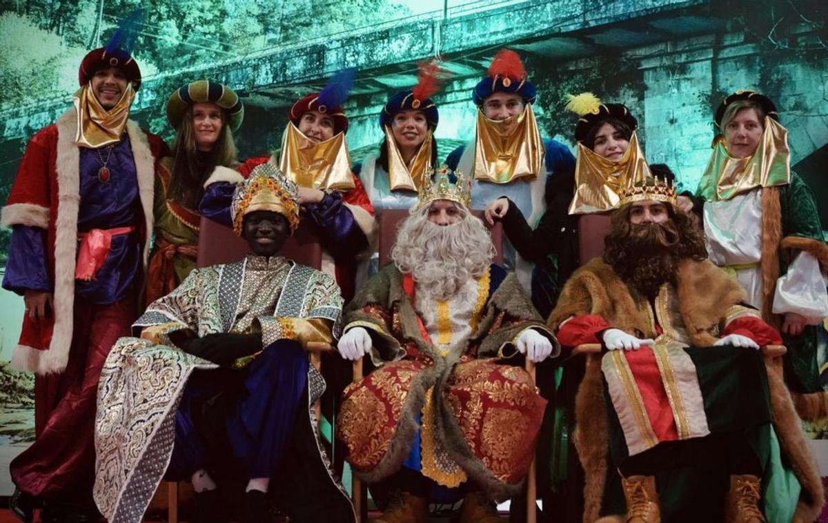 Los Reyes Magos con sus pajes reales en Val do Dubra /CONCELLO