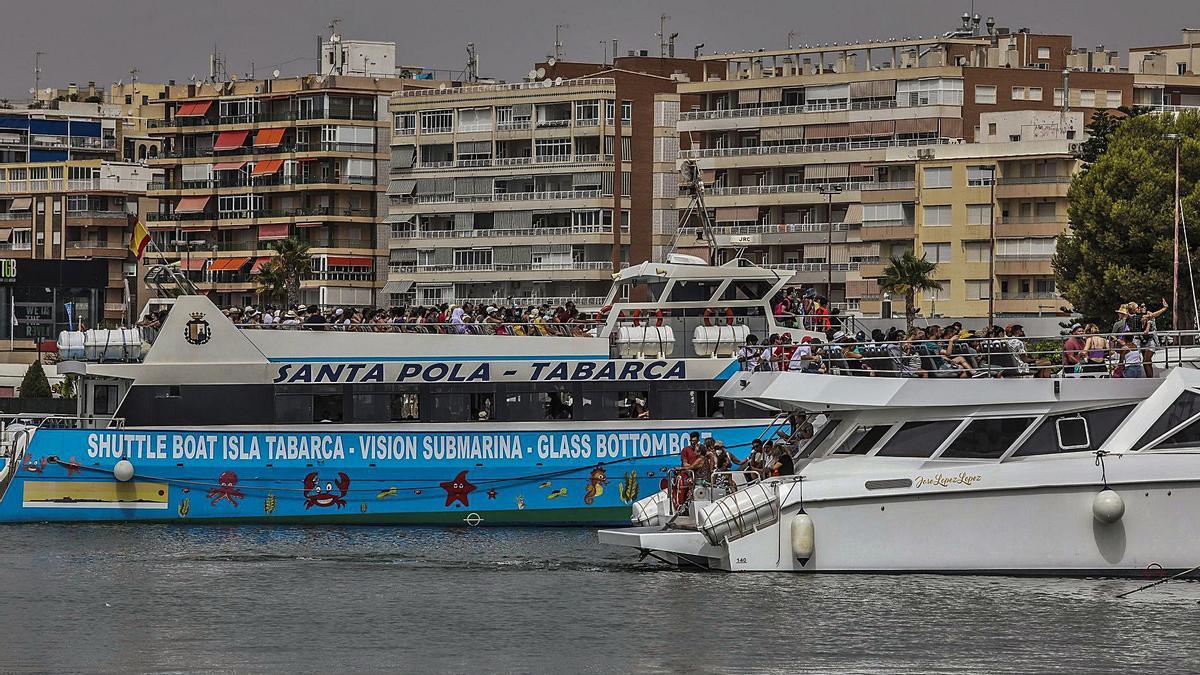 Vista general de dos catamaranes esta semana en Santa Pola, desde donde se recoge a los turistas para llevarlos a Tabarca