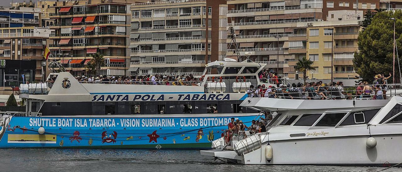 Vista general de dos catamaranes esta semana en Santa Pola, desde donde se recoge a los turistas para llevarlos a Tabarca.  | ANTONIO AMORÓS