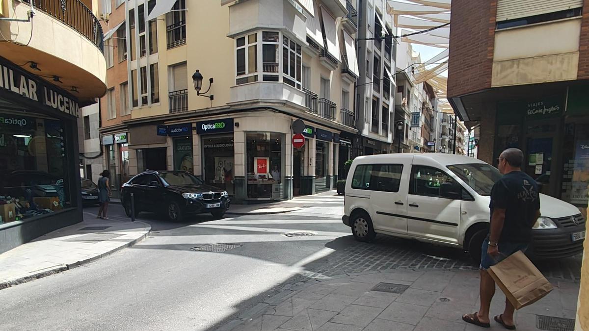 Intersección entre las calles El Agua y El Peso, en el centro de Lucena.