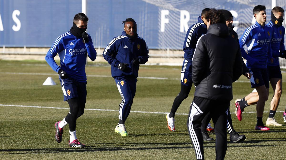 James, en el centro de la imagen junto a Zapater en un entrenamiento.