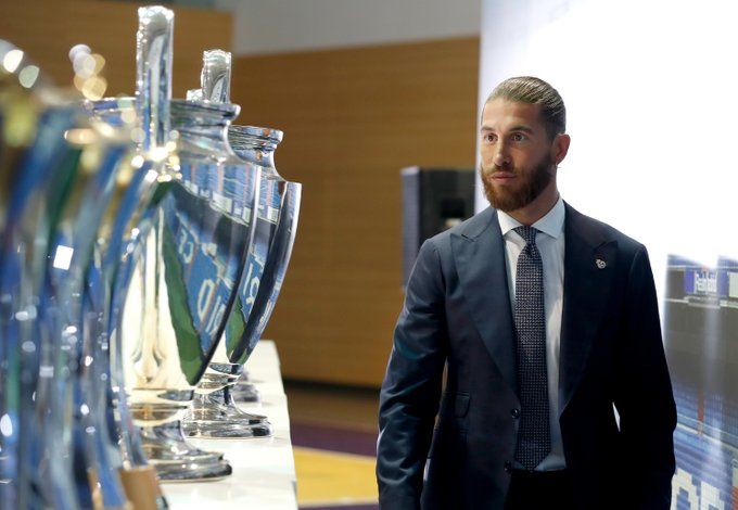 Ramos pasa por delante de las 4 Champions que ha ganado con el Madrid.