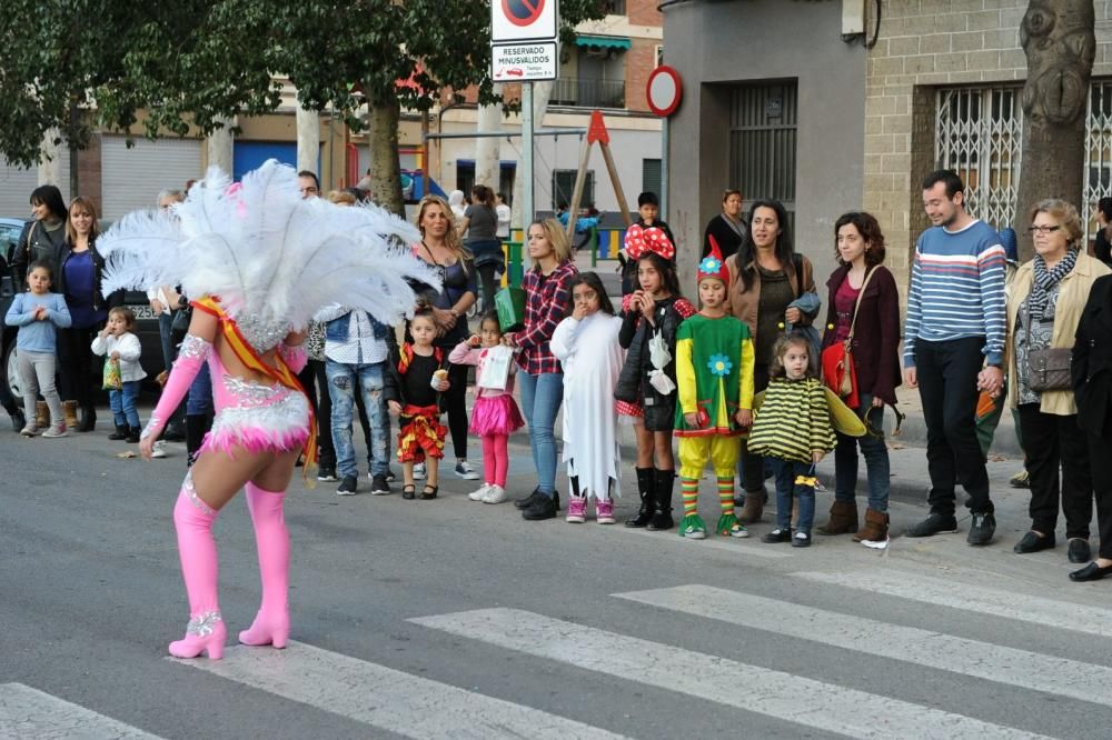 Vistabella saca su carnaval a las calles