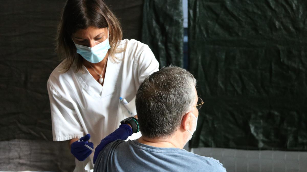 Una persona rebent la vacuna a l&#039;Escala