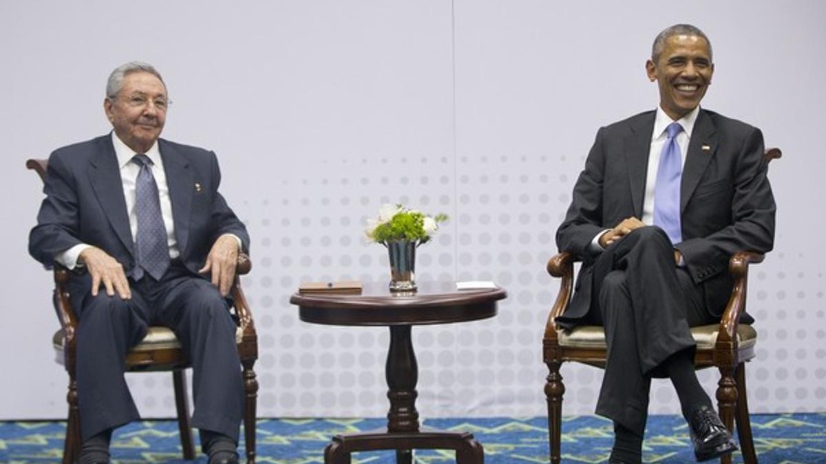 Raúl Castro y Barack OBama, durante su encuentro en la Cumbre de las Américas, el 11 de abril del 2015 en Panamá.