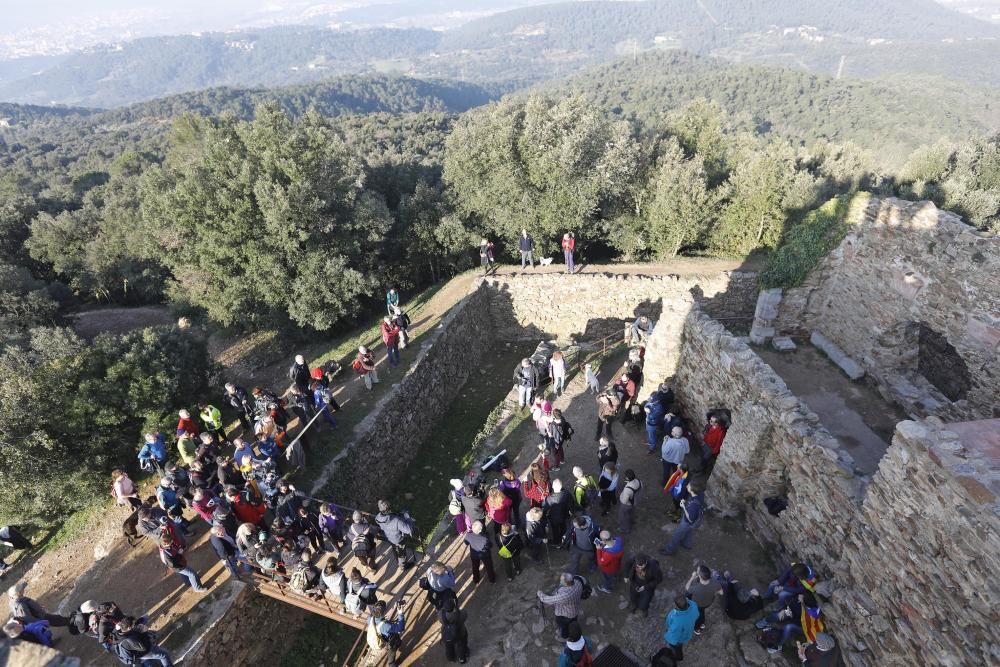 Pujada al castell de Sant Miquel per protestar contra les maniobres convocades per l exercit.