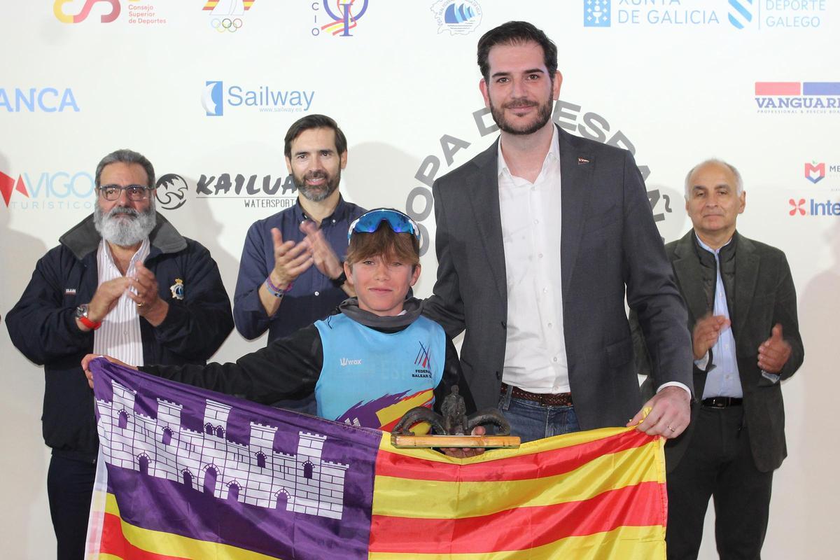 Jan Palou, tras recibir el trofeo de ganador.