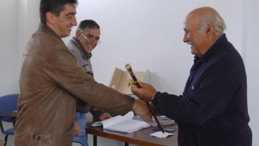 Isidro Rodríguez durante la cesión del bastón de mando al actual alcalde de Otero de Bodas, Juan Carlos Blanco.