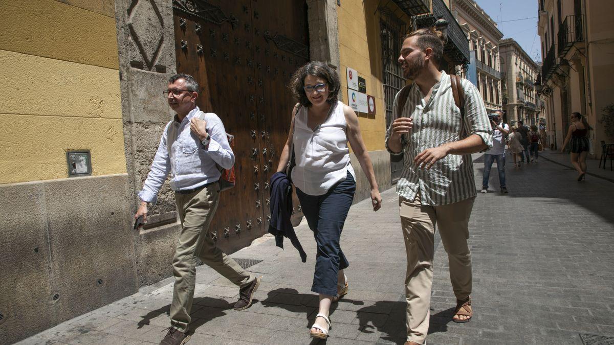 Monica Oltra fotografiada junto a miembros de su equipo a la salida del Palau de Castellfort.