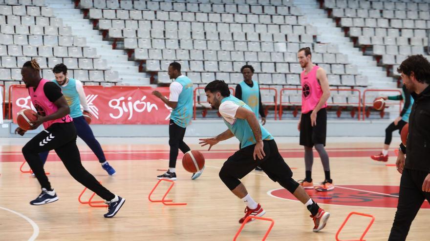 Jugadores del Círculo Gijón, durante el entrenamiento de ayer. | Juan Plaza