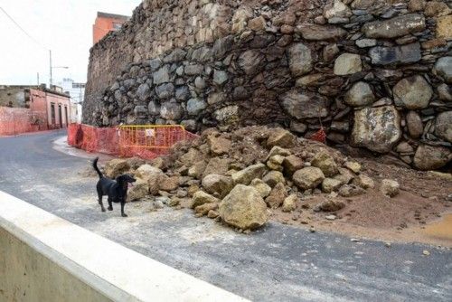 Zonas del cono sur de Las Palmas de GC afectadas despues de la lluvia del 23.10.2015. Muro caido en Arbol Bonito.