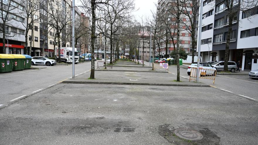 La calle, totalmente vacía de coches en su tramo central.