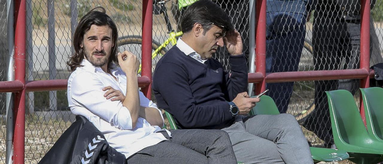Nico Rodríguez atiende al teléfono junto a Dani Carmona, en el entrenamiento de ayer.