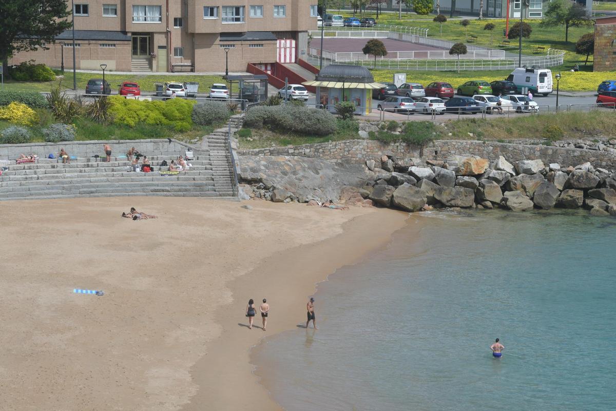 Gente en la playa de Santo Amaro este sábado