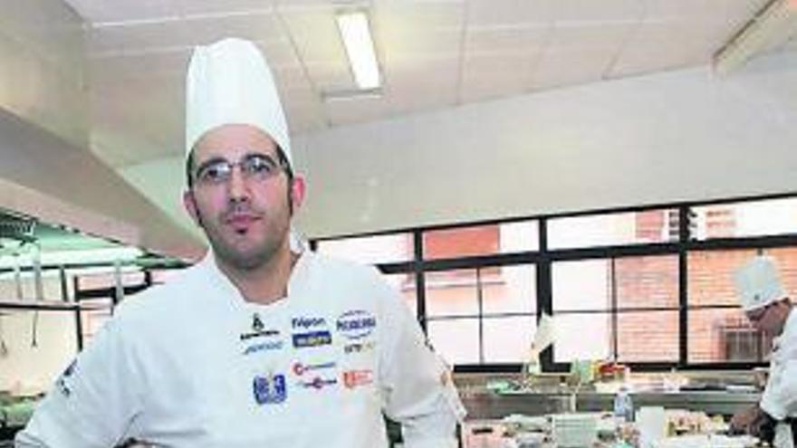 chefs de casa. De izquierda a derecha, Raúl Villar, de El Burladero (Oviedo); Juan Rodríguez, de Los Arcos (Cangas de Onís), y Daniel Pérez, del Gastrobar Marejada (Tapia), en plena faena entre los fogones de la Escuela de Hostelería de Gijón. | marcos león