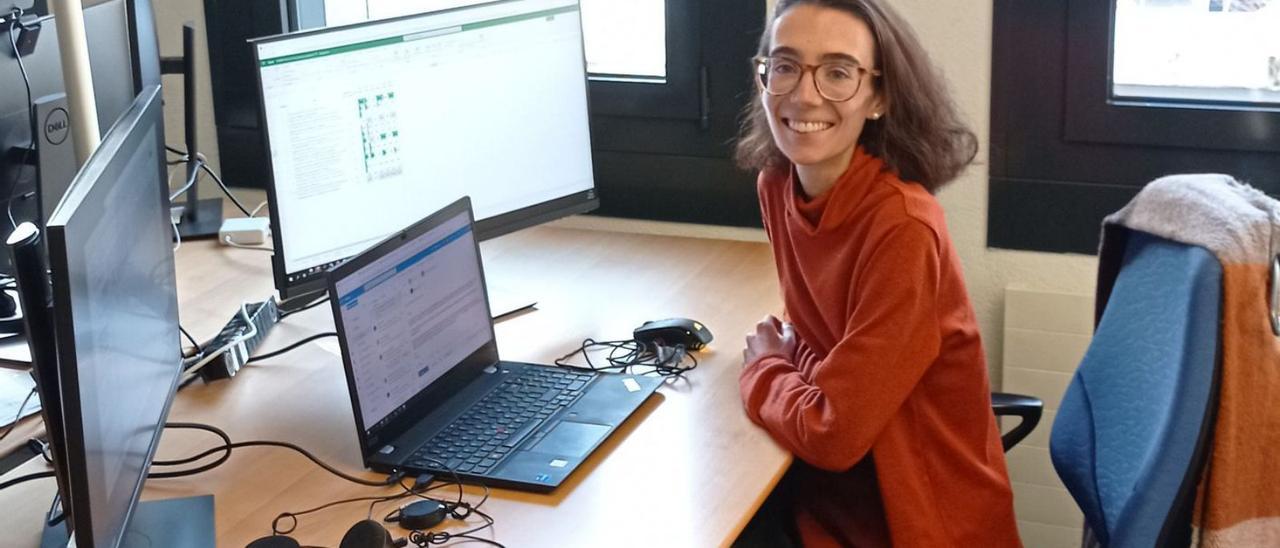 Isabela Fons ante el ordenador con el que trabaja en modelos virtuales en las prácticas en Suiza.
