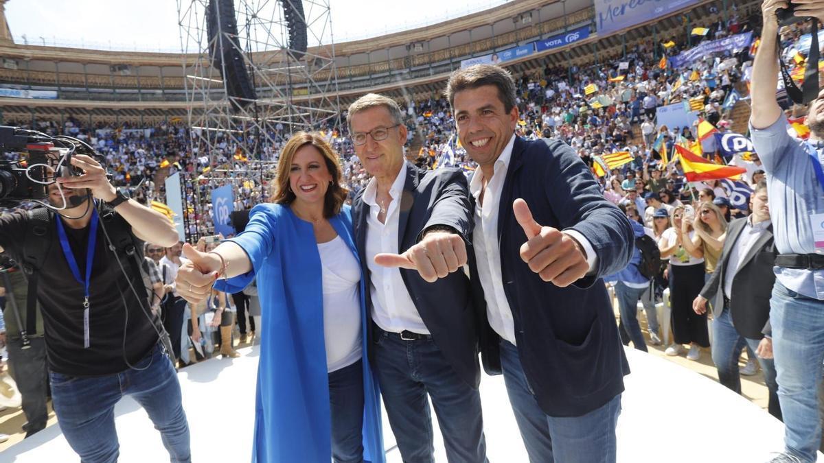 Alberto Núñez Feijóo, junto a Carlos Mazón y María José Catalá en la plaza de Toros de Valencia.