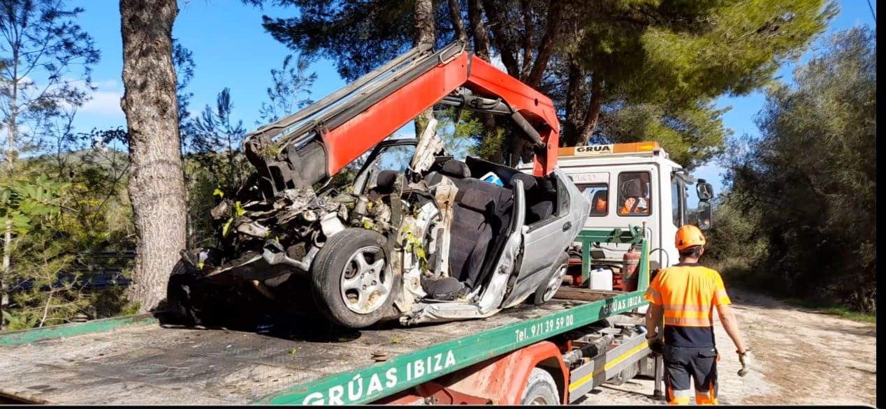 Imágenes del accidente mortal de un joven en la carretera de Ibiza a Santa Eulària