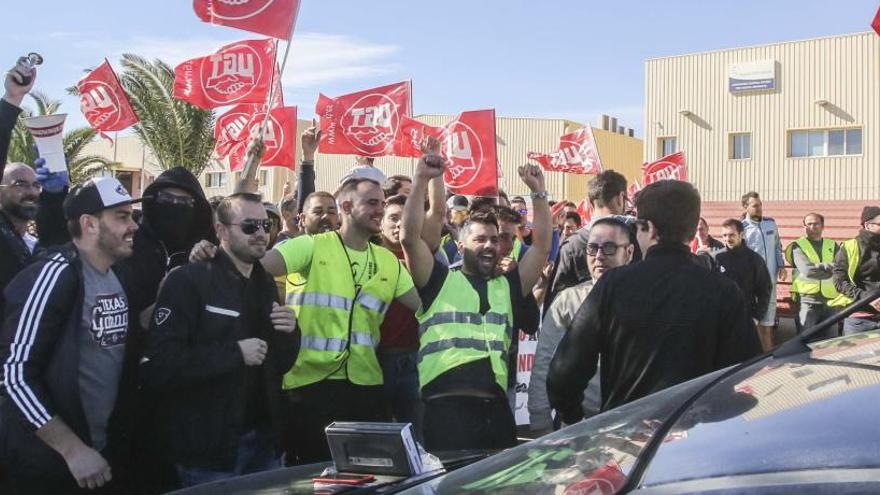 Un momento de la concentración de los trabajadores en las inmediaciones del centro de Mutxamel