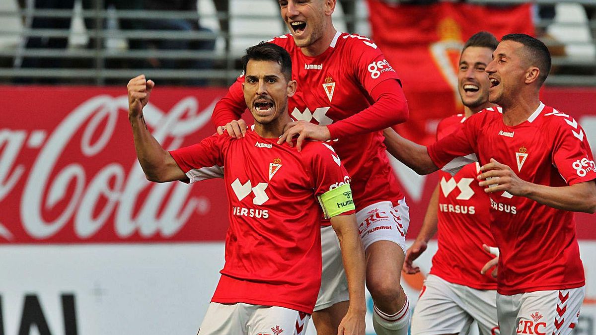 Armando Ortiz celebra un gol  en un encuentro ante el Marbella. | PEPE VALERO