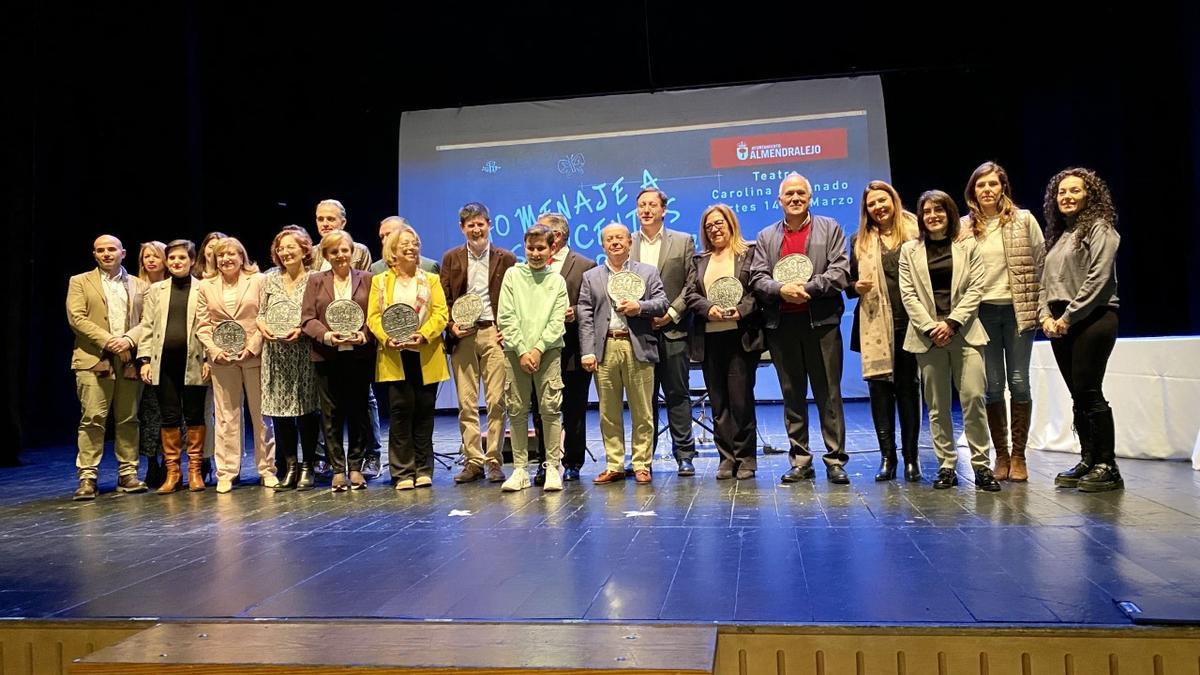 Homenajeados posan junto a autoridades y familiares con el Disco de Teodosio que se llevaron como reconocimiento.