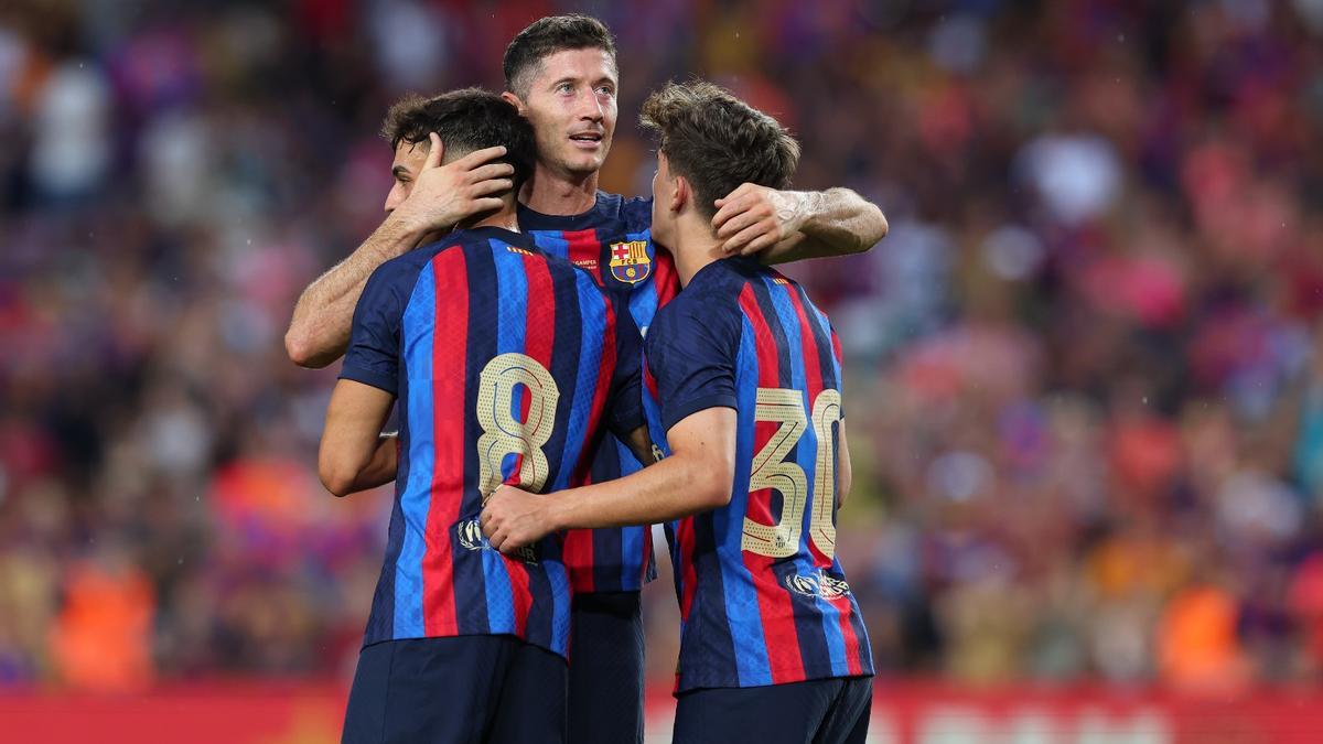 Lewandowski acoge a Pedri y Gavi en el Gamper