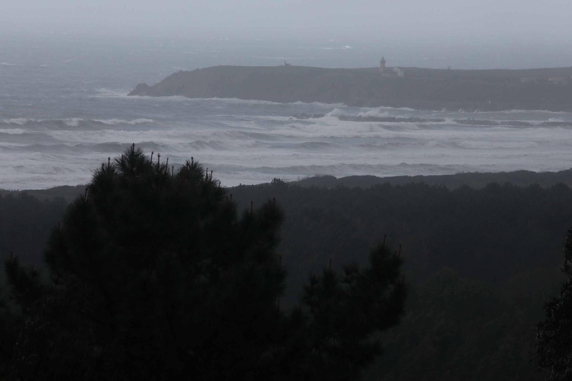 EN IMÁGENES: El temporal en la comarca de Avilés, así estaba la playa de Salinas