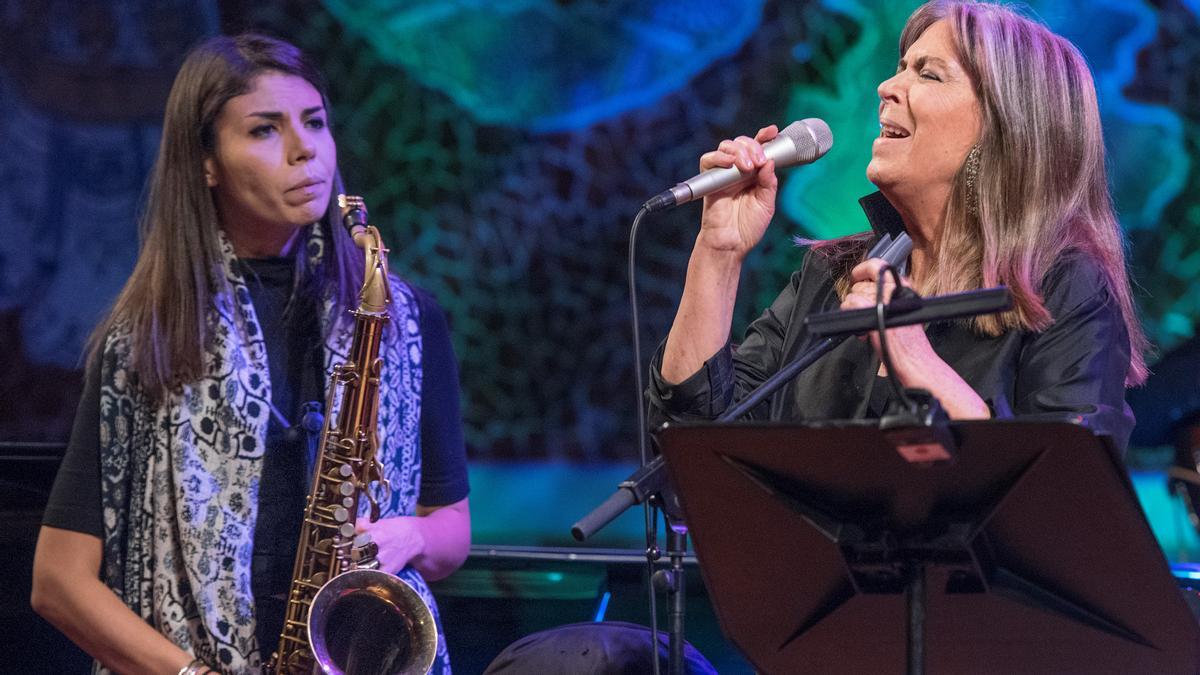 Maria del Mar Bonet y la saxofonista Melissa Aldana, en el Palau de la Música