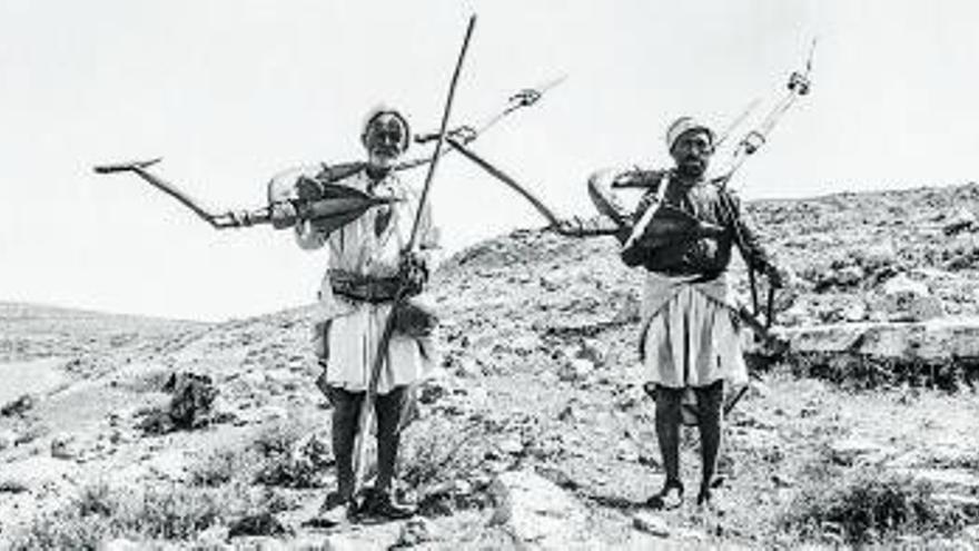 .Llauradors amb arades al coll, a Hebron (1935). 