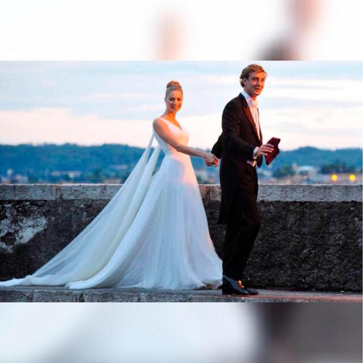 Los novios a su llegada a la fiesta tras la ceremonia religiosa