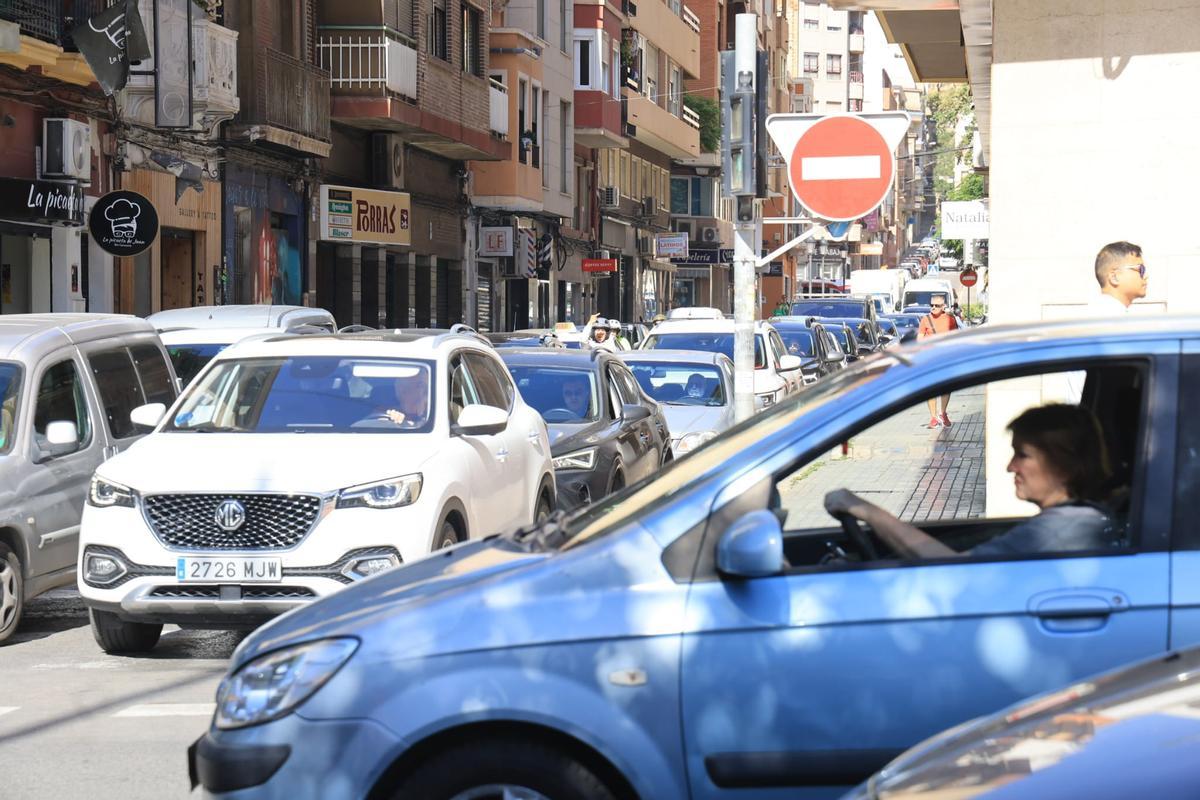 Colapso del tráfico en Alicante por la huelga de profesores