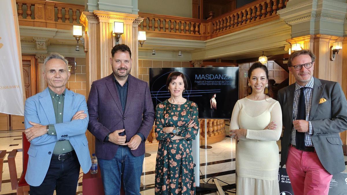 De izquierda a derecha, Horacio Umpiérrez, viceconsejero de Cultura del Gobierno de Canarias, Josué Íñiguez, concejal de Cultura del Ayuntamiento de Las Palmas de Gran Canaria; Natalia Medina, directora de MASDANZA; Guacimara Medina, consejera de Cultura del Cabildo de Gran Canaria; y Tilman Kuttenkeuler, director general de la Fundación Auditorio y Teatro de Las Palmas de Gran Canaria; durante la presentación de la 30.º edición de MASDANZA, Festival Internacional de Danza Contemporánea de Canarias.