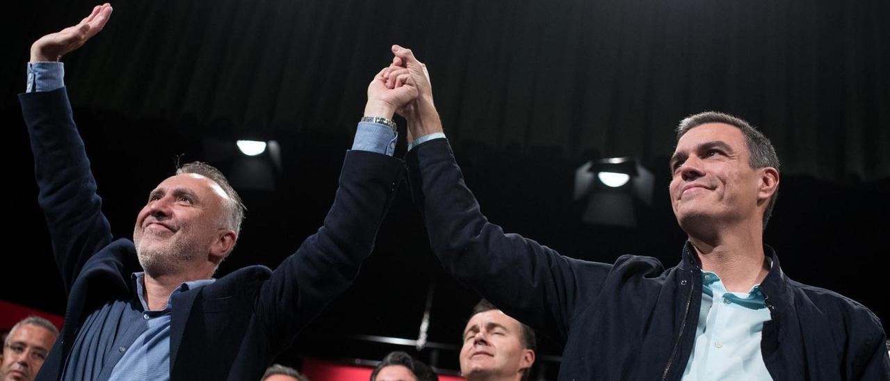 Ángel Víctor Torres (i) y Pedro Sánchez.