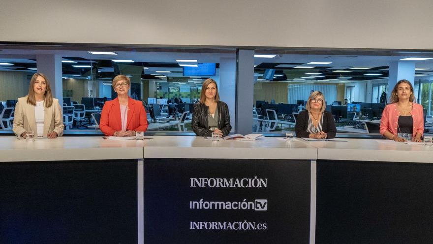 Instantes antes de iniciarse el debate en Información TV en el que participaron cinco de las candidatas a gobernar Santa Pola. | RAFA ARJONES