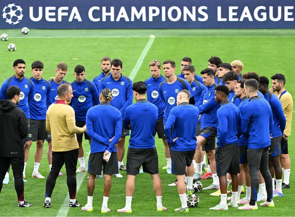 Hansi Flick da instrucciones a la plantilla del FC Barcelona