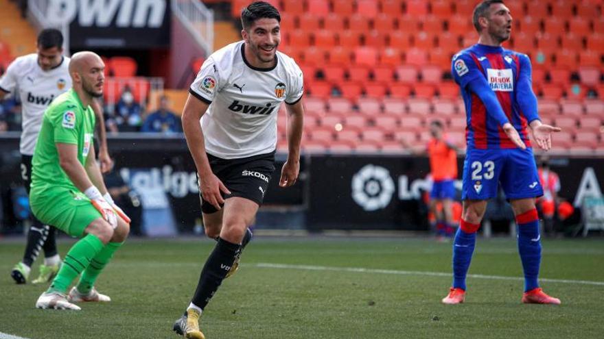 Carlos Soler festeja un tanto con el Valencia frente al Eibar, en la última jornada de Liga. | J.M. LÓPEZ