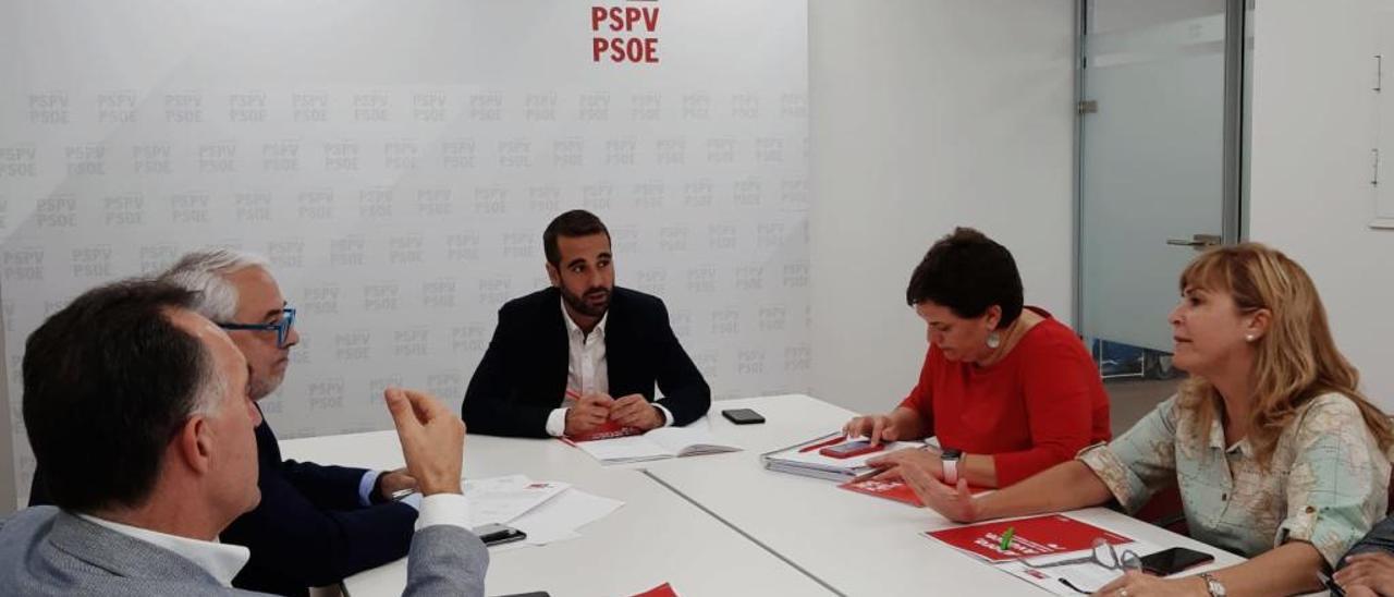 José Muñoz, ayer, reunido con candidatos socialistas a Congreso y Senado.