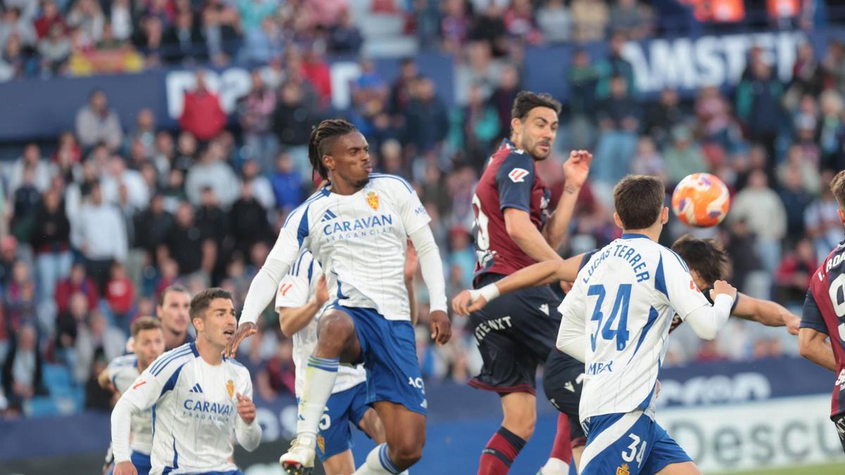 Jair, con Vital detrás, defiende a Iborra en el partido ante el Levante.